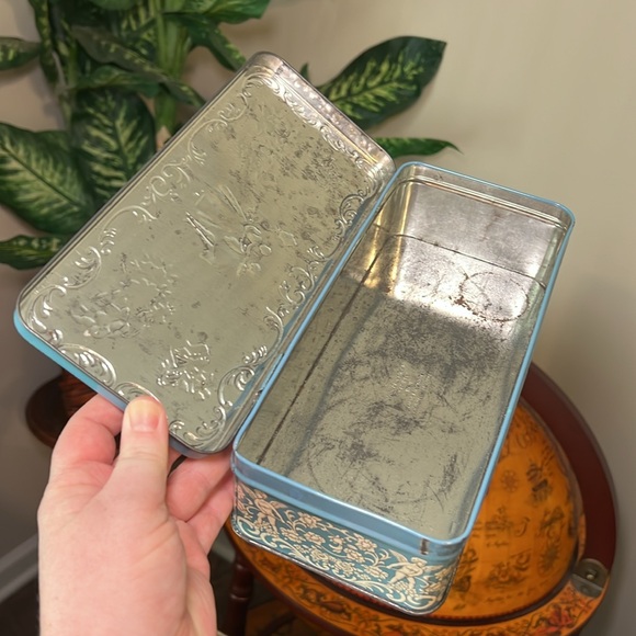 Daher made in England blue white courting couple decorative embossed storage tin - Picture 7 of 7